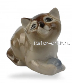 Котёнок с мячом