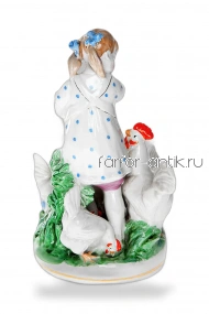 Девочка кормит кур
