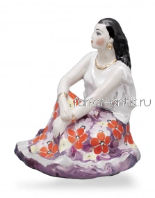 Земфира сидящая