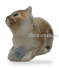 Котёнок с мячом