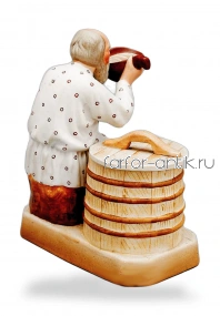 Старик пьет воду