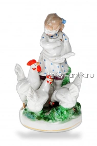 Девочка кормит кур
