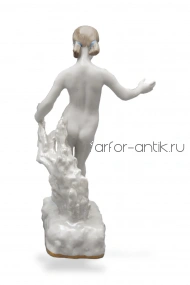 Девочка, входящая в воду